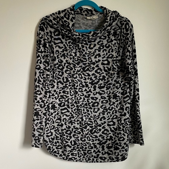 Dana Buchman Women’s Gray Leopard Print Turtleneck Sweater - Picture 2 of 5